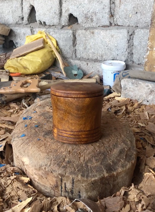 Photo de la boîte fabriquée par le tourneur sur bois de la vidéo projetée.