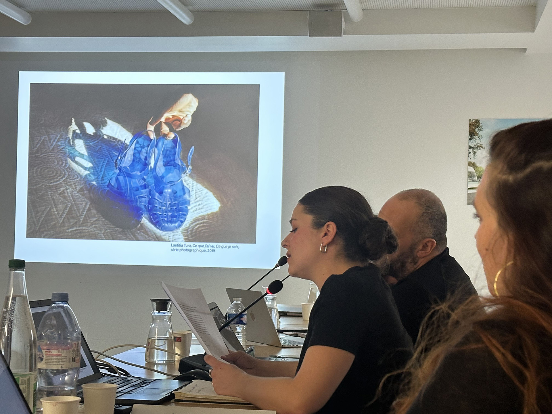 Louise Bras commentant une œuvre de Laetitia Tura (Photo : Clémence Delbart)