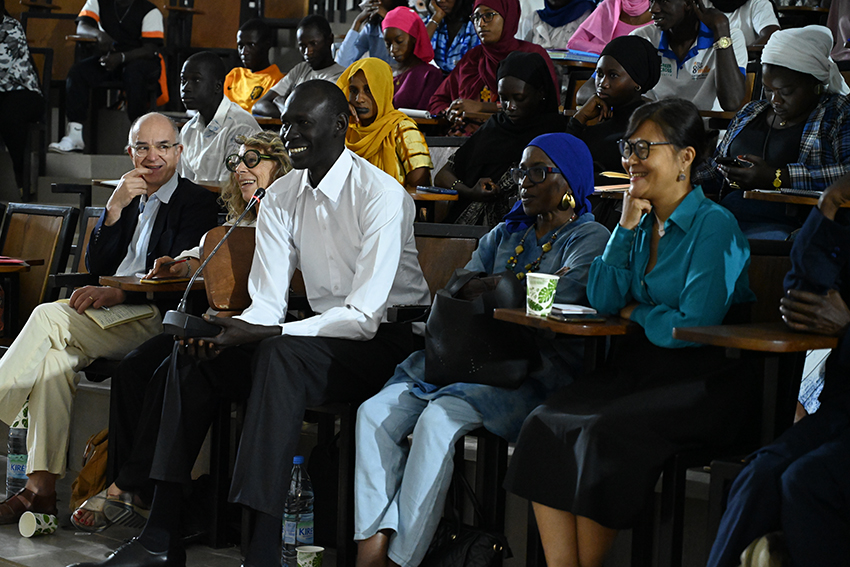 De gauche à droite, Jean-Philippe Antoine, Barbara Cassin, Ibrahima Thiam, Fatima Fall, Soko Phay (Photo : Savina Topurska)
