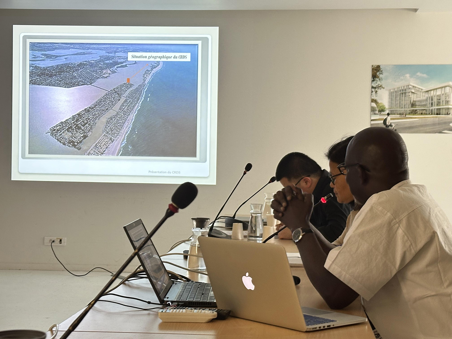 Au premier plan, Abdoul Sow, au second plan, Soko Phay (Photo : Clémence Delbart)